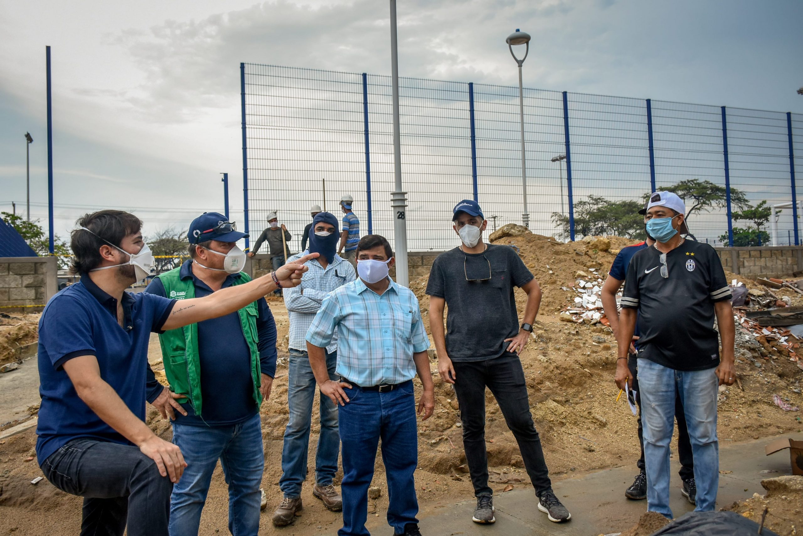 Alcalde en recorrido de obra en compañia de secretario de obras e ingenieros