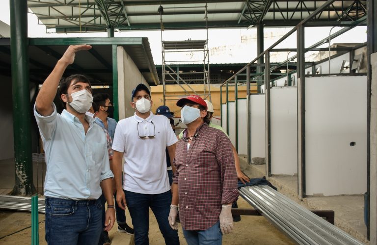 Alcalde inspeccionando obras de mercados publicos