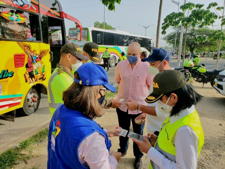 Policías tránsito con ciudadanos