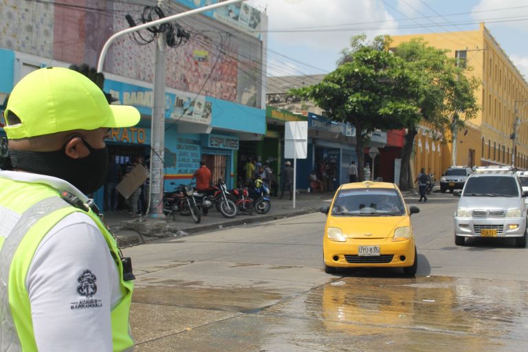 Orientador vial regulando tráfico