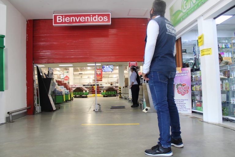 Fachada de almacén de cadena con señalización