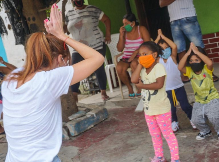 Gestora Social realizando actividades ludicas con niños