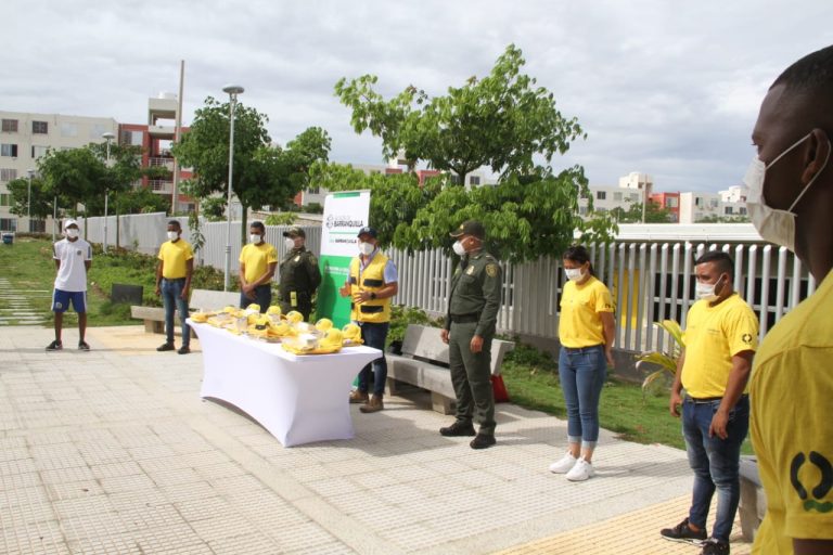 Funcionarios de la oficina de seguridad en plazoleta de parque en jornada de convivencia ciudadana