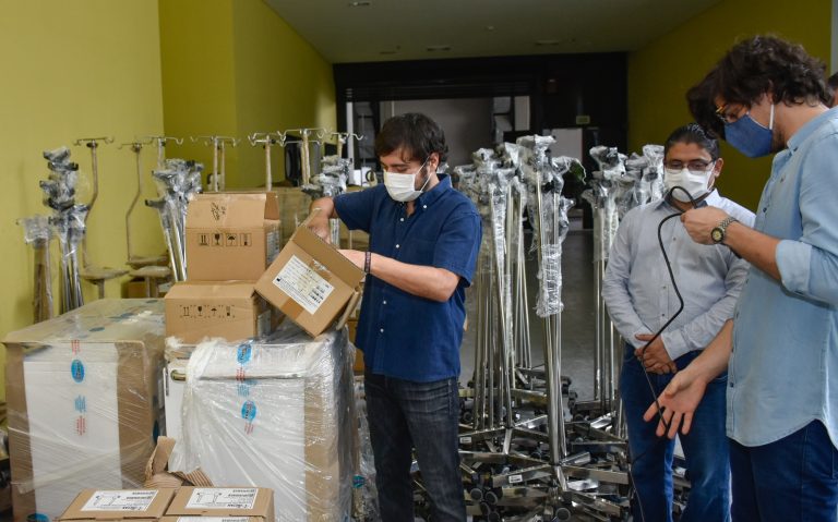 Alcalde revisa cajas con insumos medicos paa el Hospital de Campaña