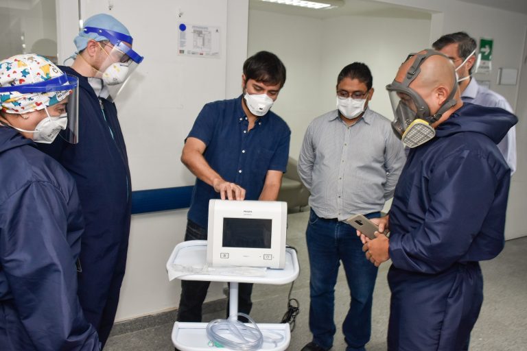 Alcalde en compañia de personal medico revisando inspeccion a equipo medico 