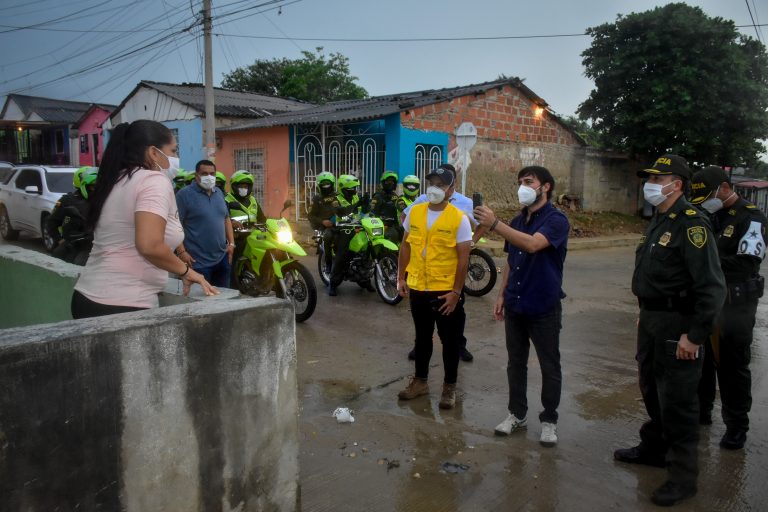 Recorrido del Alcalde en barrio Santo Domingo invitando a los ciudadanos a cuidarse