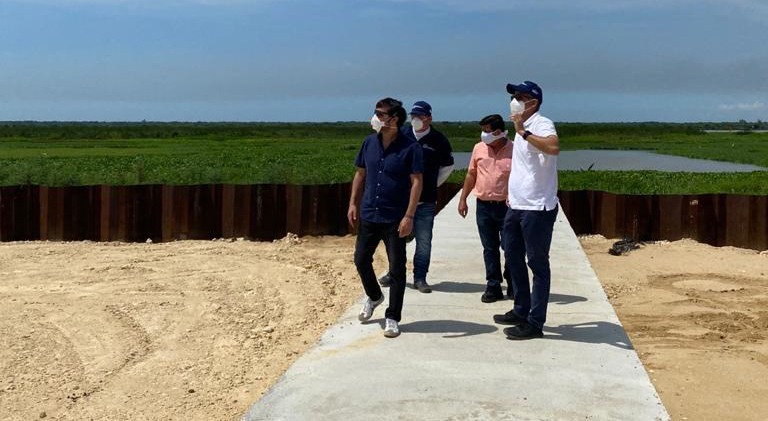 Alcalde visitando obras de nuevo puente Barrio Santo Domingo