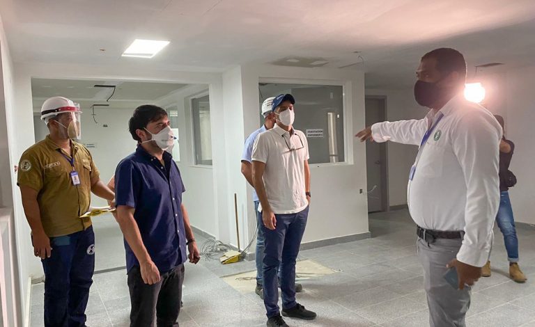 Alcalde visitando obras de nueva infraestructura hospitalaria