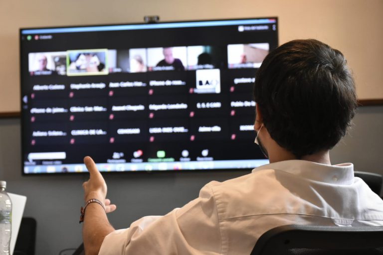 Alcalde frente a pantalla durante reunión virtual