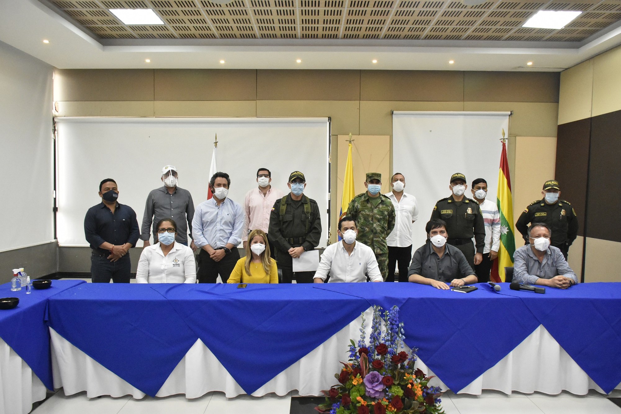 Alcalde, gobernadora, viceministros y comandante de policia en rueda de prensa sobre toque de queda