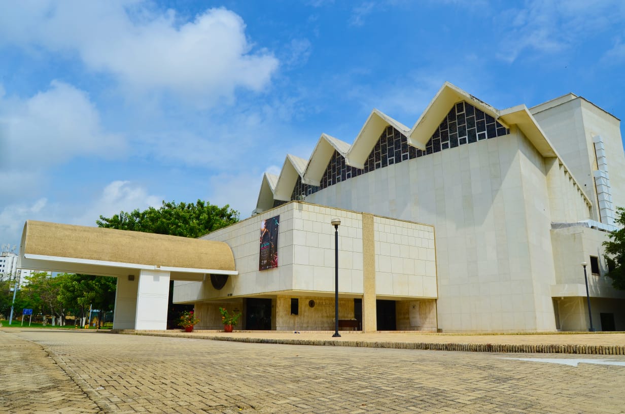 Fachada Teatro Amira de la Rosa