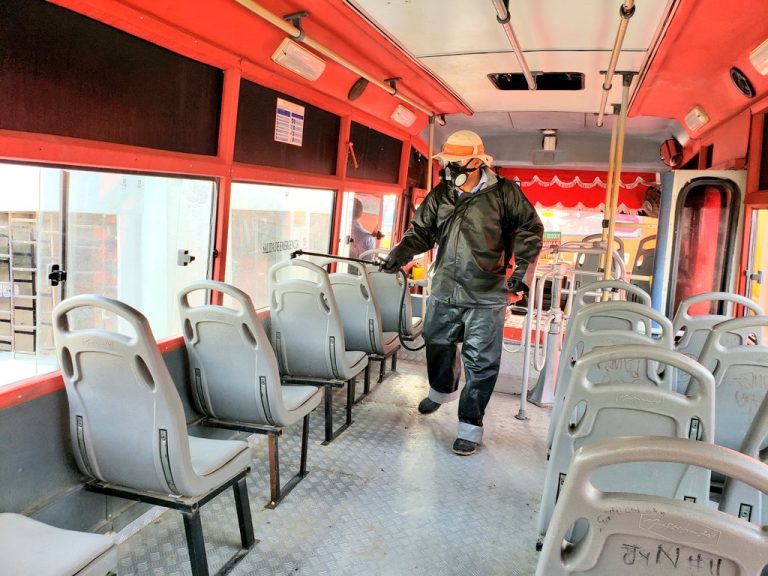 Fumigador limpiando buses de transporte público