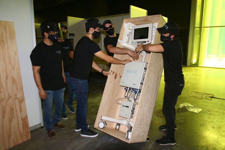 Alcalde cargando  nuevos prototipos de Ventiladores