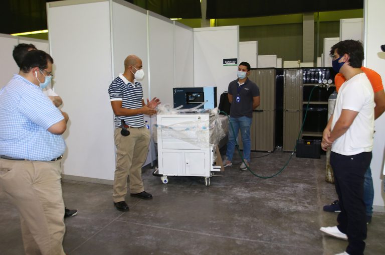 Tecnicos en salud entregando nuevos ventiladores