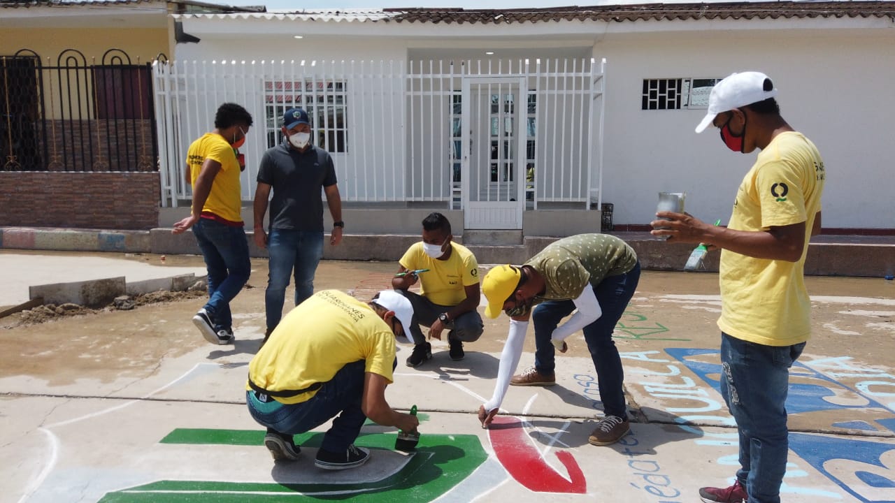 Funcionarios y comunidad pintan las calles para la estrategia Vuelve y Juega