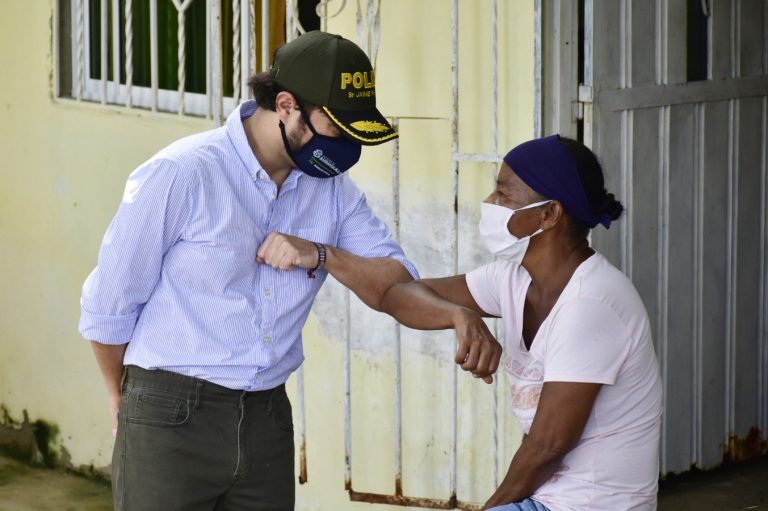 Pumarejo saludando a ciudadana