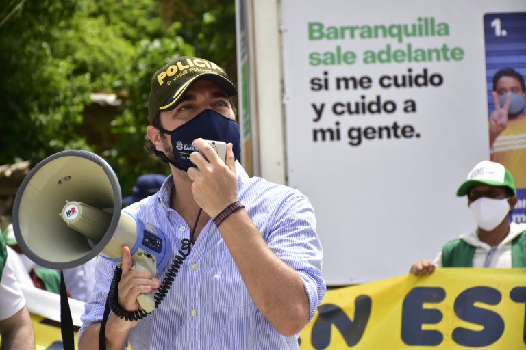 Alcalde Pumarejo hablando por megáfono