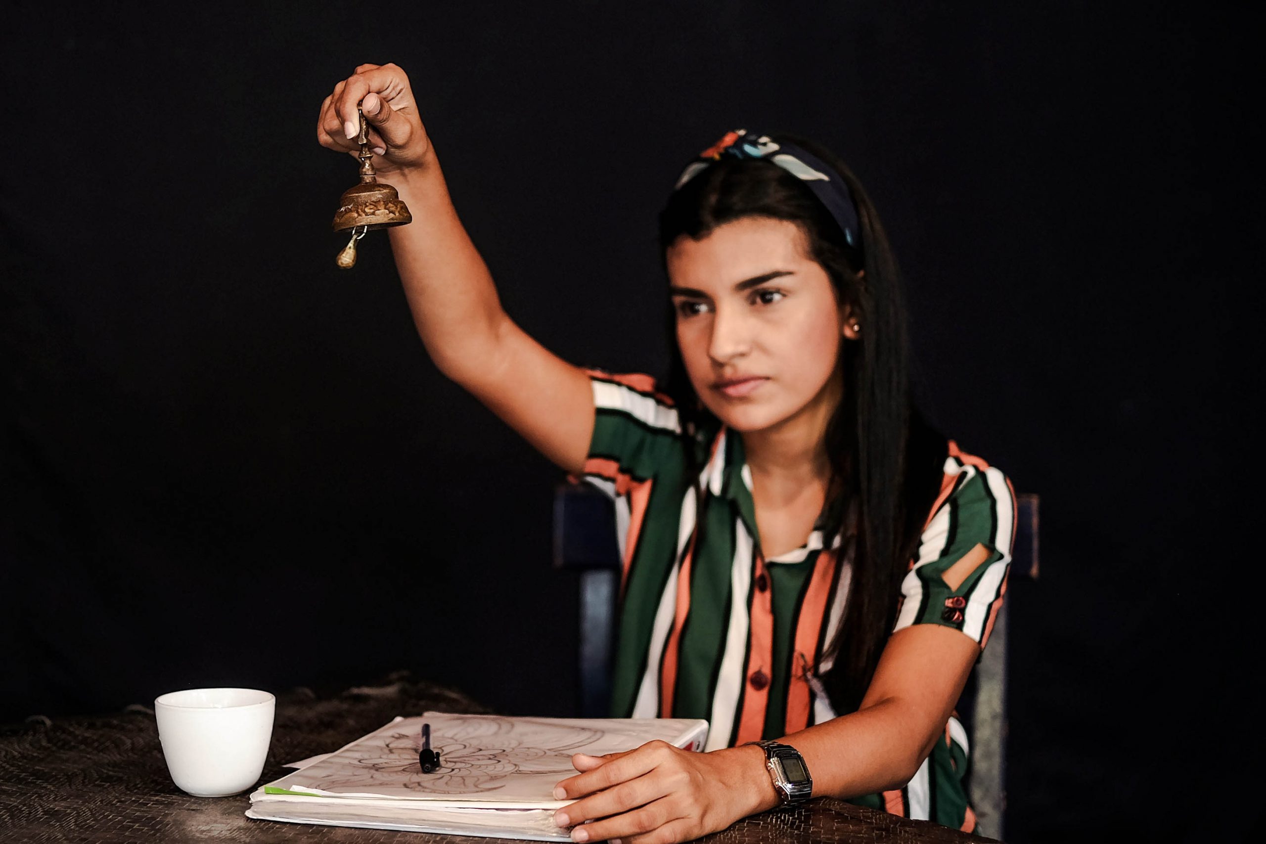 Mujer con campana en la mano