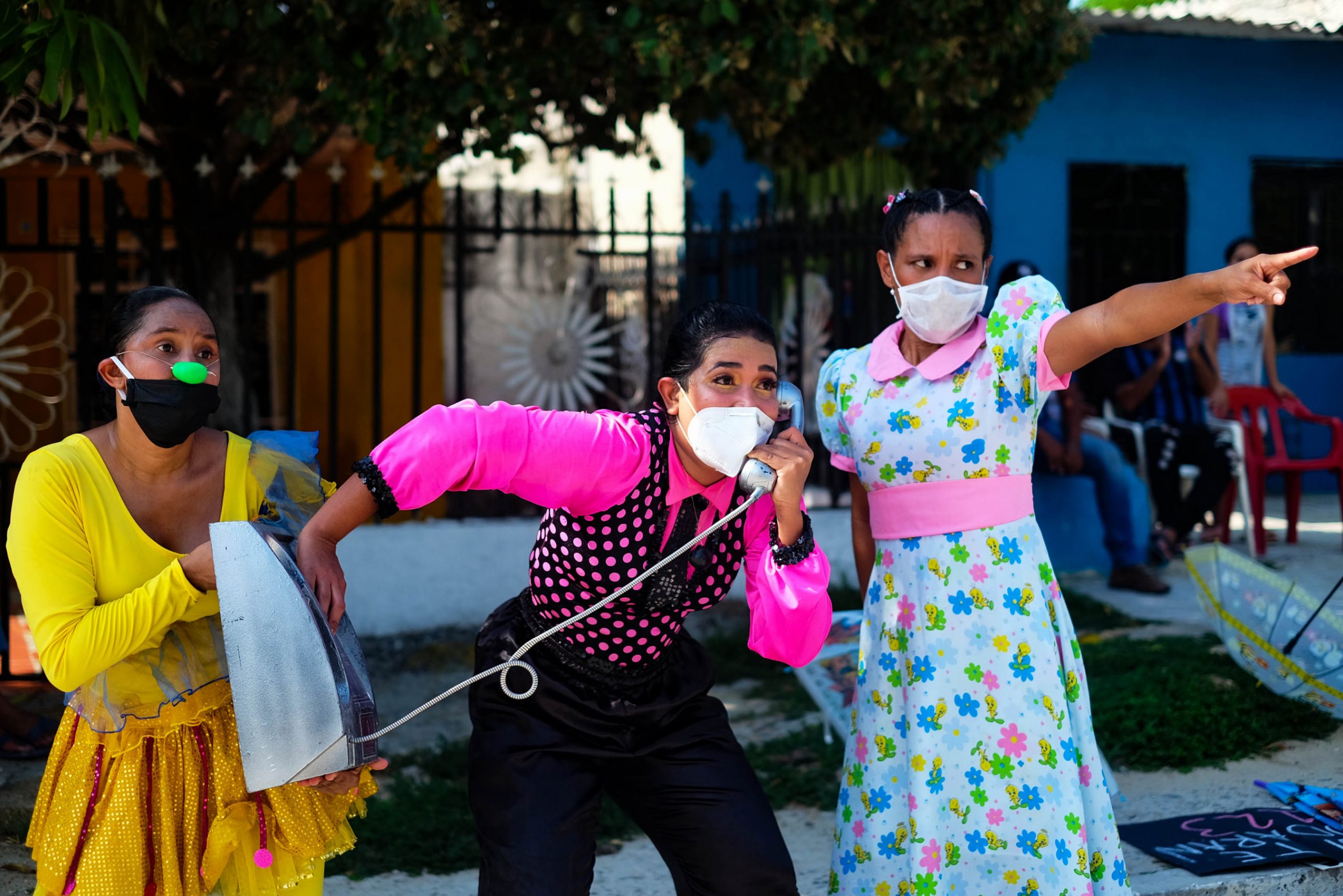 mujeres actuando en obra de teatro