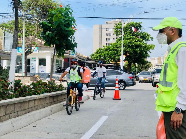 hombre manejando bicicleta en biciruta