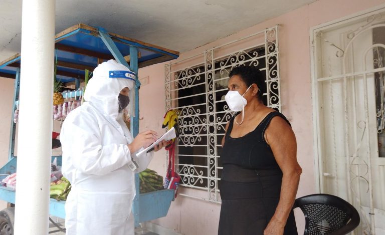 Caminante de la salud censando mujer Covid 19