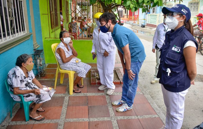 Pumarejo visita adultos mayores en sus casas