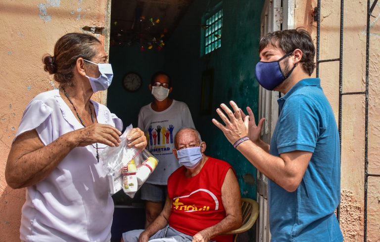 Entrega de vitaminas en Rebolo