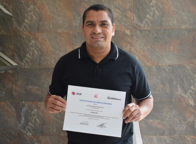 Entrenador de fútbol con diploma de capacitación