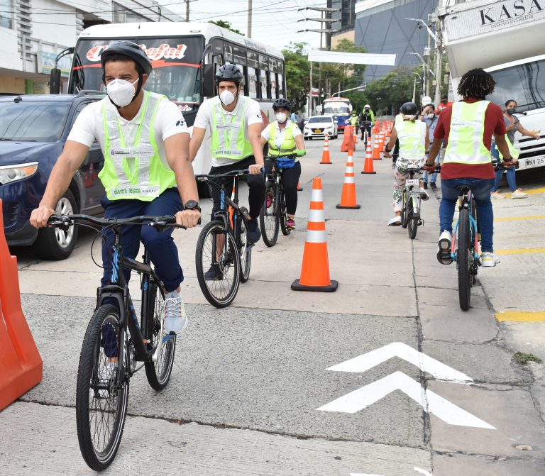 Personas montando bicicleta en biciruta