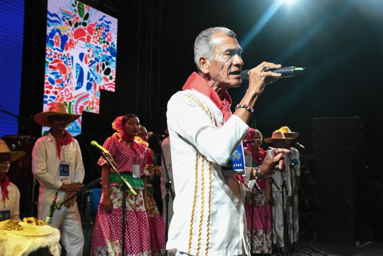 Cantaores en tarima