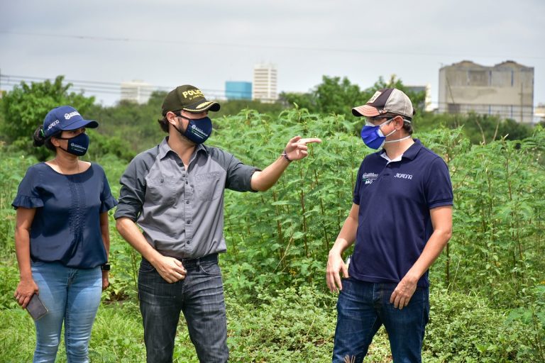 Pumarejo con funcionarios en lote enmontado