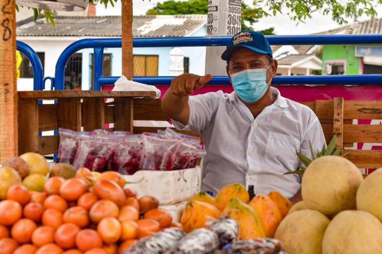 Vendedor en puesto de frutas del Mercado a tu Barrio.