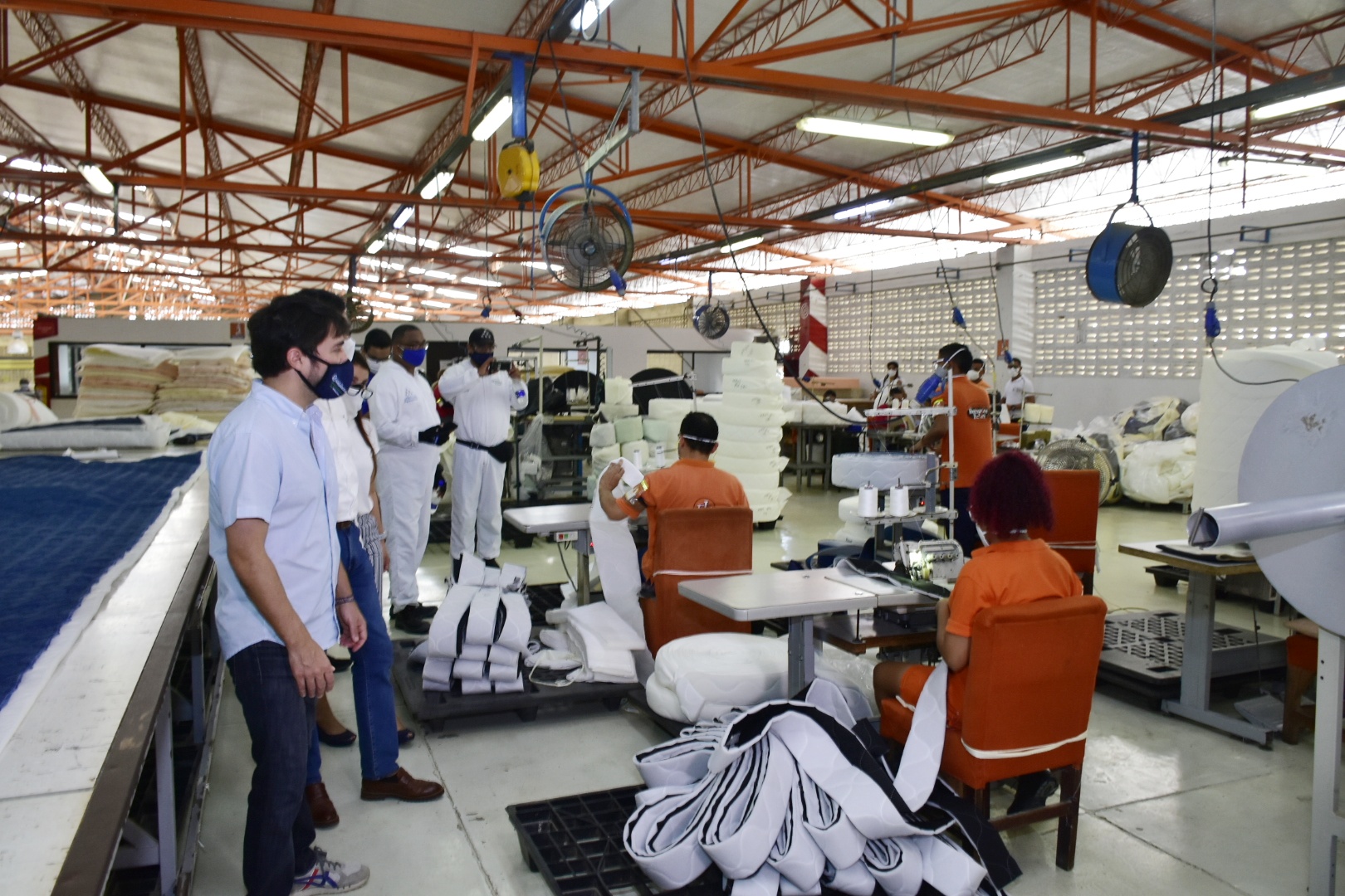 Alcalde Pumarejo visitando fábrica textil