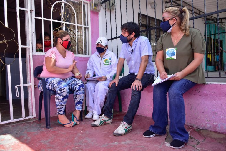 Pumarejo y secretaria de Educación sentados en terraza de ciudadano