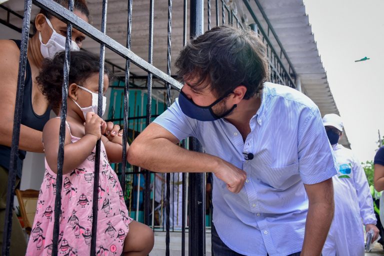 Pumarejo chocando el codo con niña  