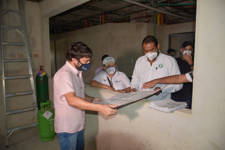 Pumarejo con personal de hospital de Barranquilla