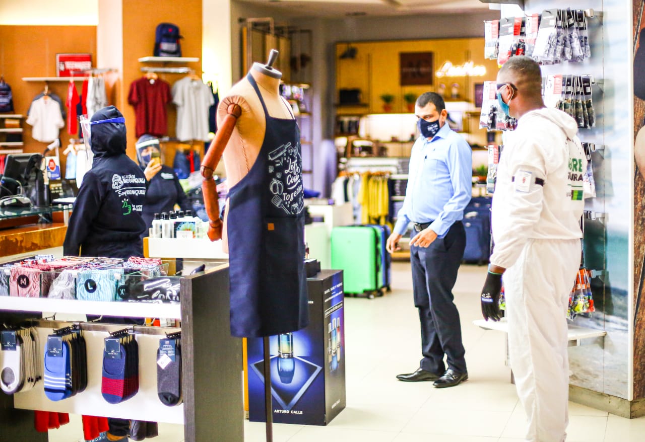 Personas inspeccionado almacen de ropa