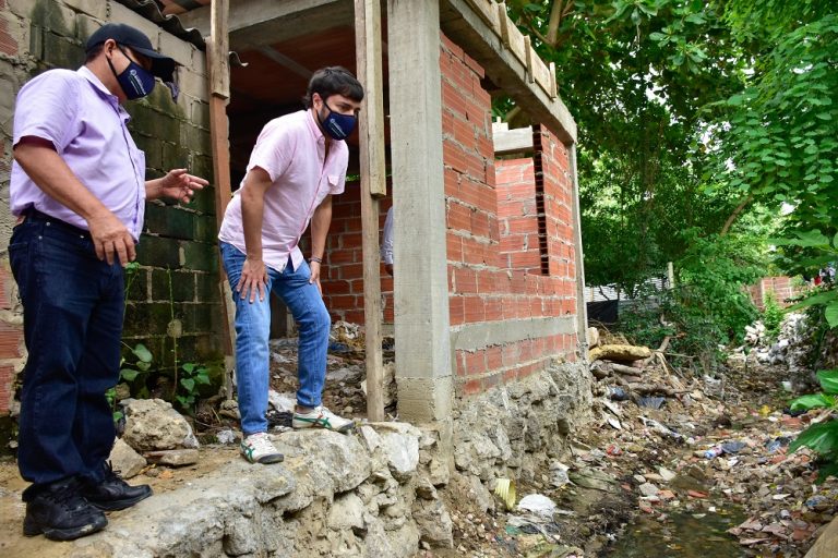 Alcalde Pumarejo y Secretario en orilla de arroyo Por Fin