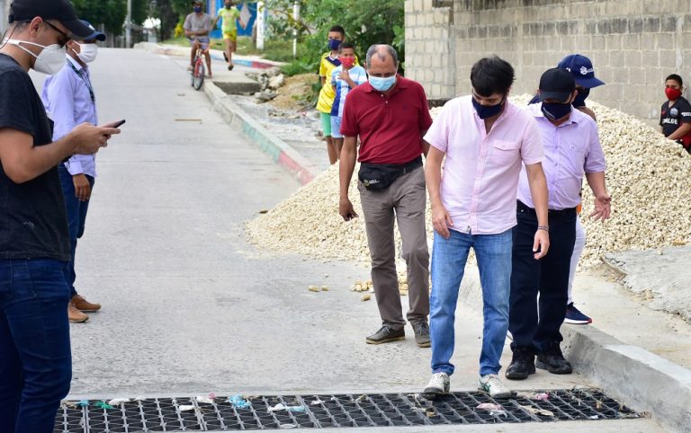 Alcalde en calle canalizada 