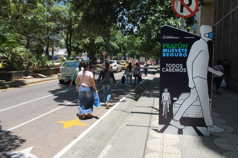 Personas transitando por el Paseo Bolívar