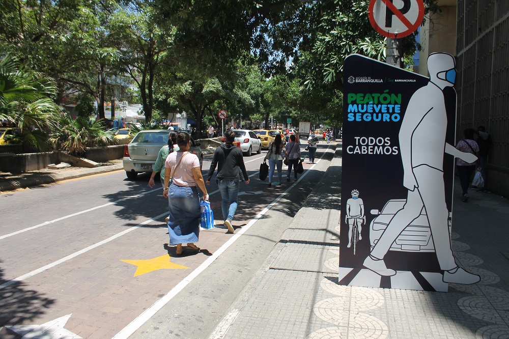 Ciudadana caminando por calle peatonal