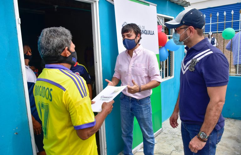 Pumarejo entrega escritura de predio a poseedor