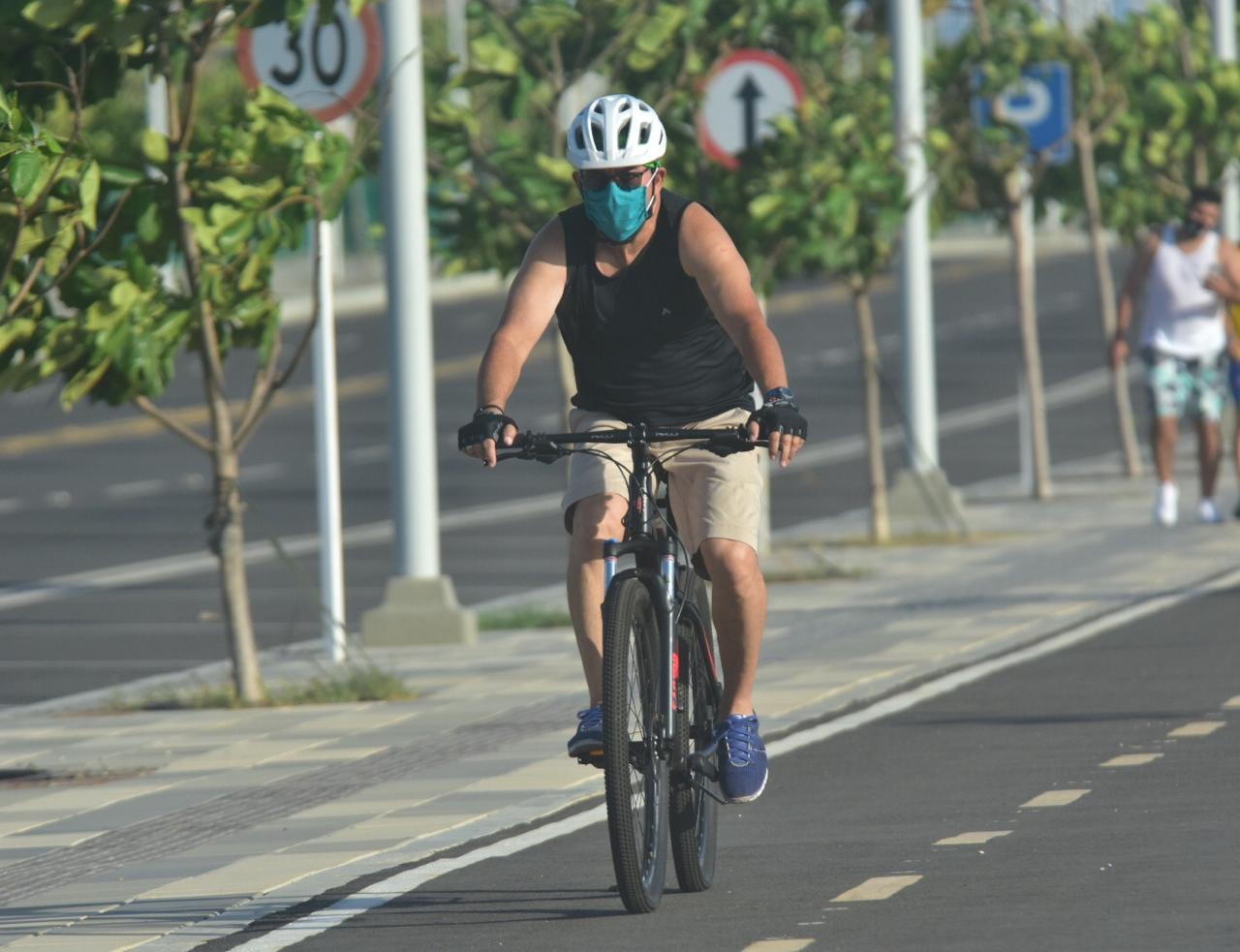 Ciclista en biciruta en Malecón