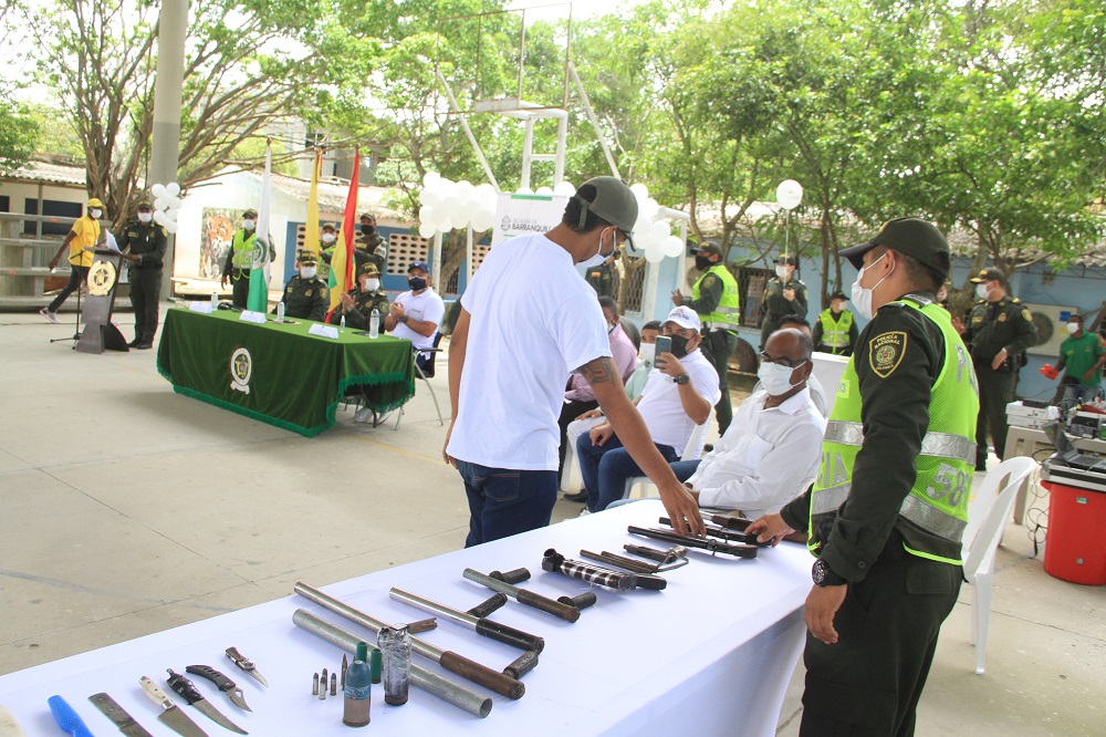 Entrega de armas por jóvenes