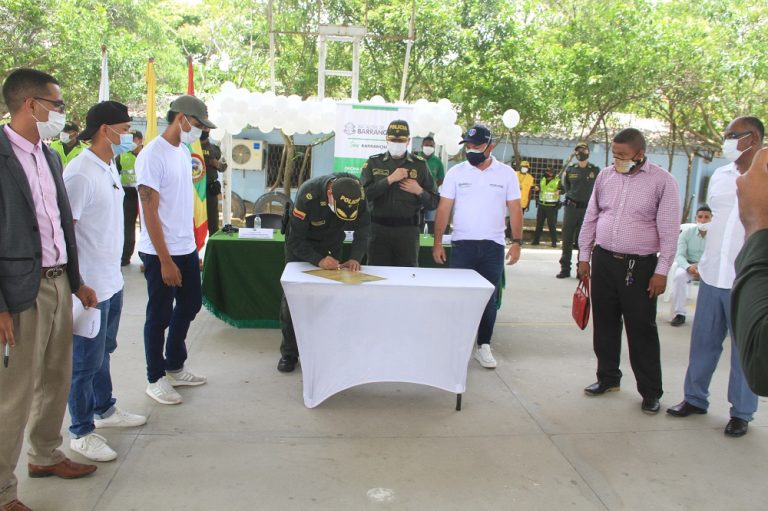 Firma de acuerdo entre jóvenes y policía 