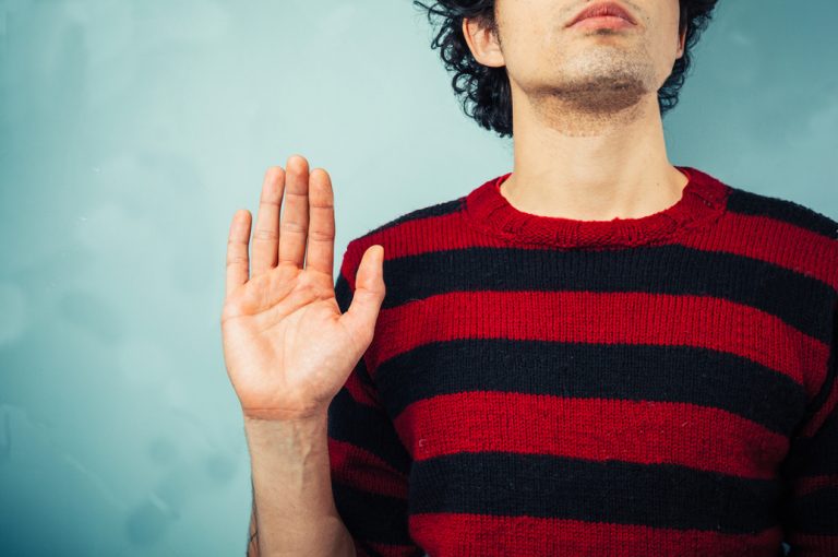 Hombre con la palma de la mano en posición de juramento