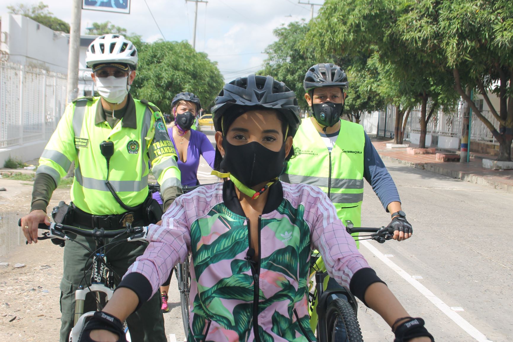 Policías y mujer en biciruta