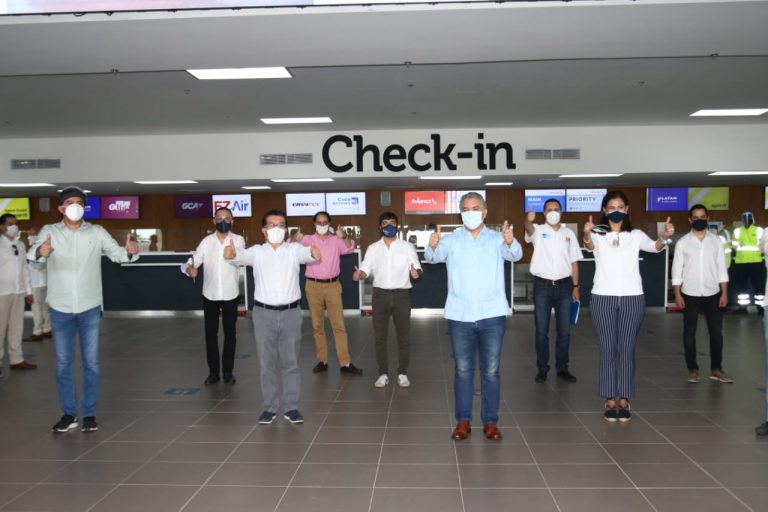 Personas en check in en aeropuerto