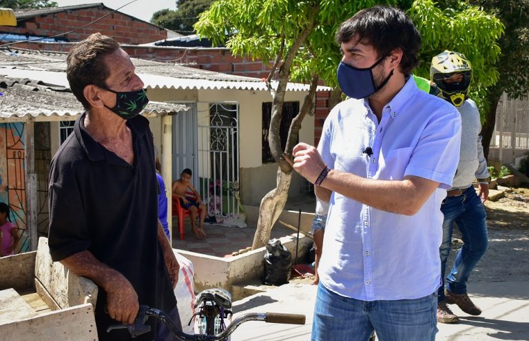 Alcalde hablando con ciudadano en la calle