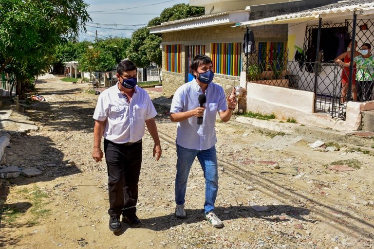 Alcalde Pumarejo y secretario de obras caminando por calle sin pavimento